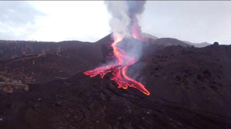 Soptění vulkánu La Palma zesílilo, láva vyvěrá z nových trhlin